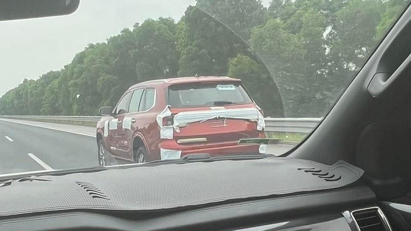 Bắt gặp Ford Everest 2022 'không che' chạy thử tại Việt Nam