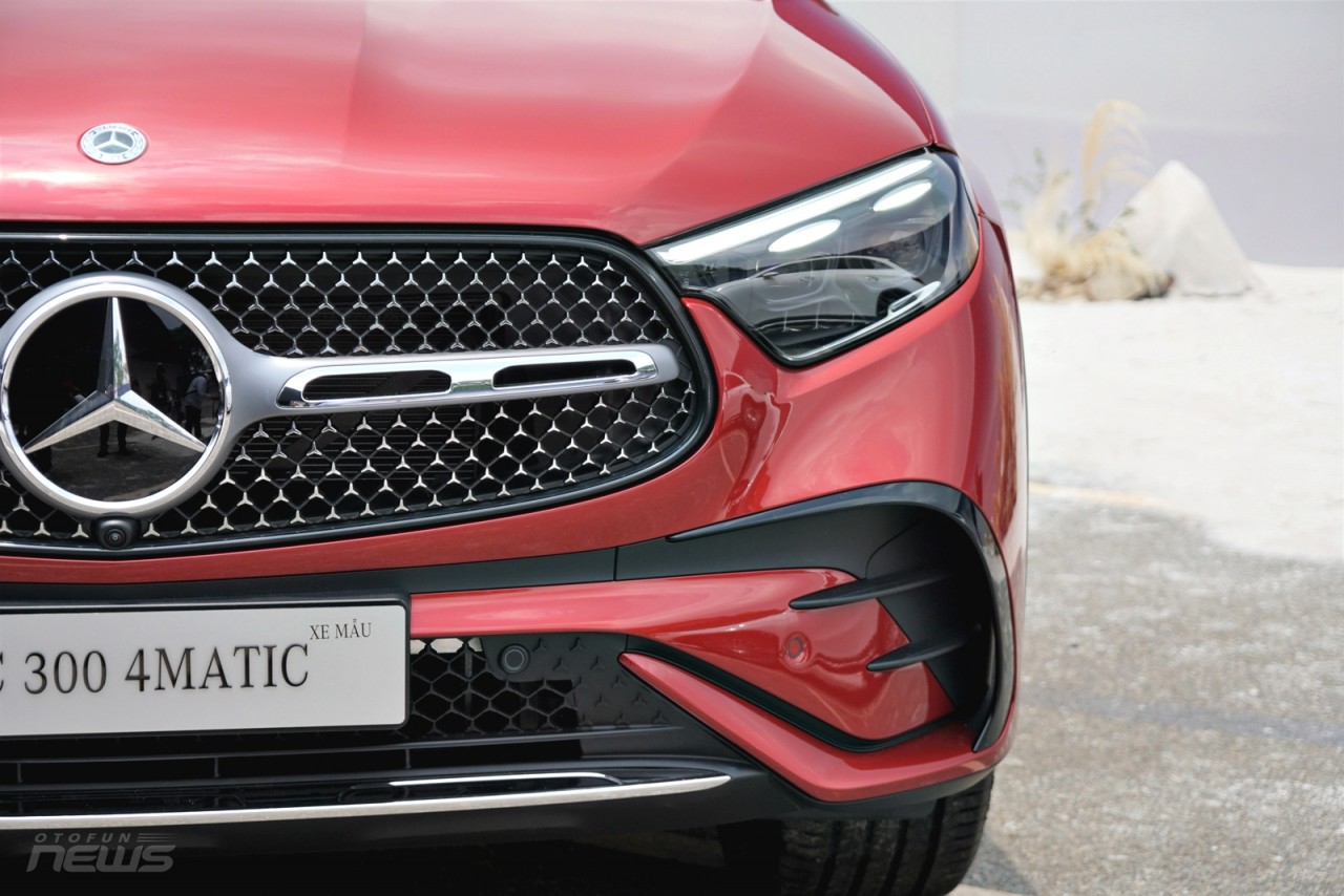 Cận cảnh Mercedes-Benz GLC 300 4MATIC giá 2,8 tỷ đồng