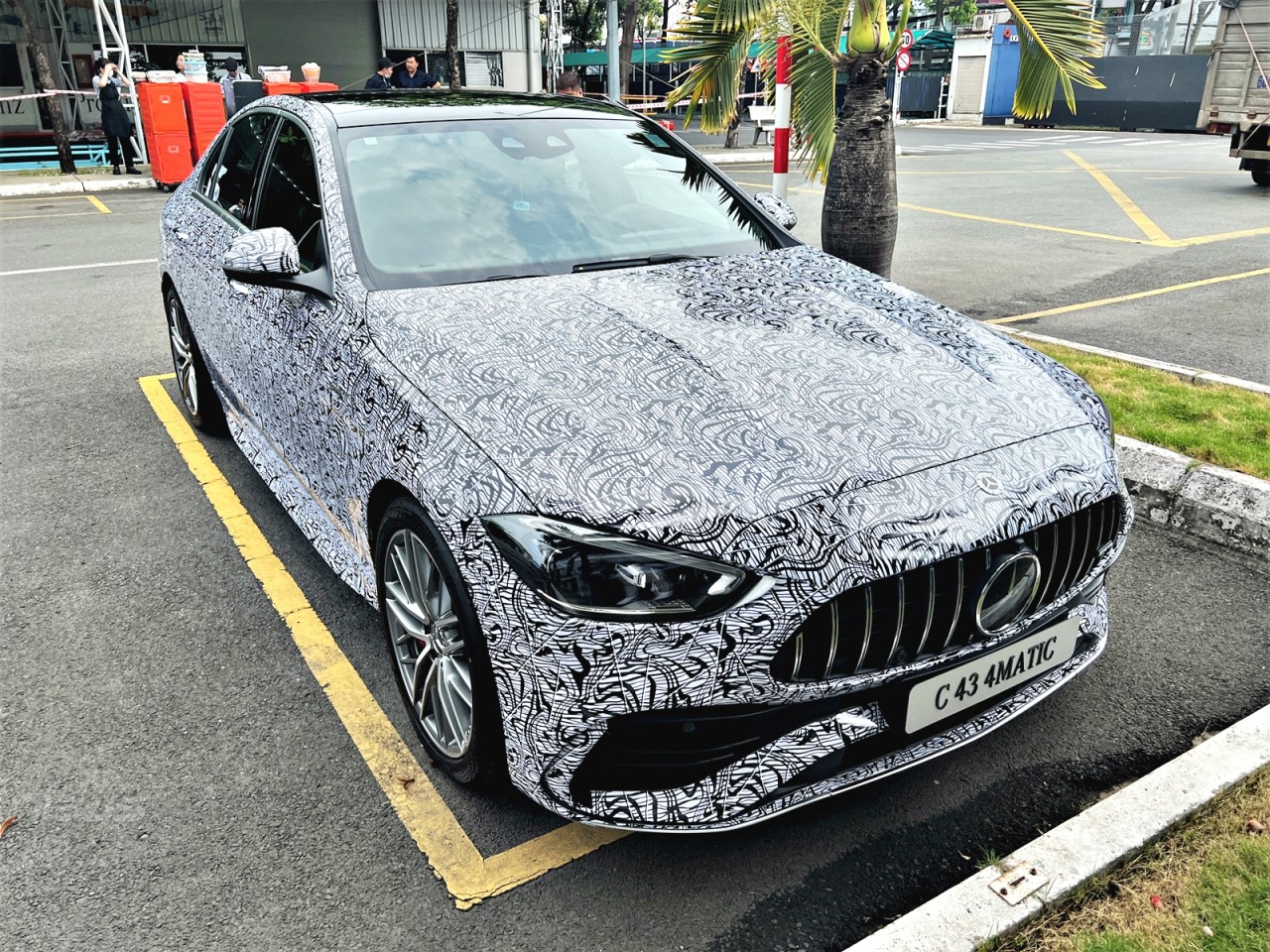 Cận cảnh xe hiệu năng cao Mercedes-AMG C43 4Matic đầu tiên lắp ráp tại Việt Nam