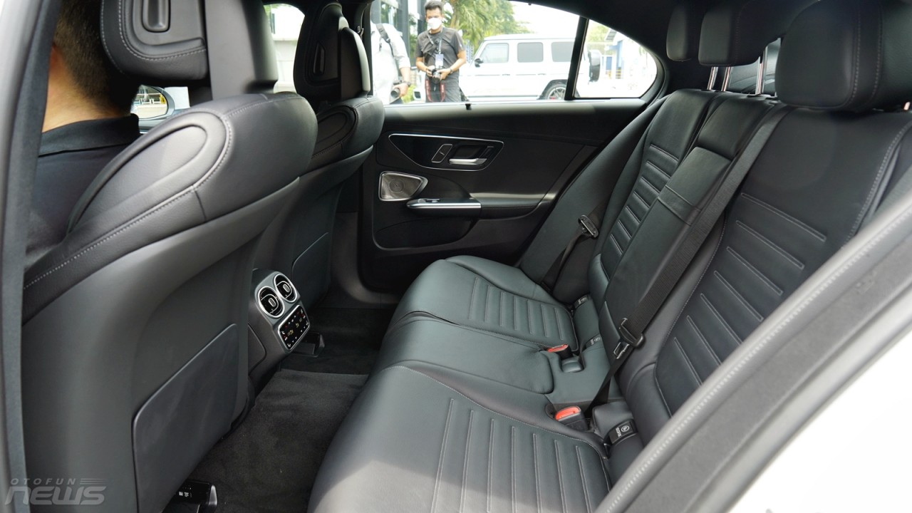 Cận cảnh xe hiệu năng cao Mercedes-AMG C43 4Matic đầu tiên lắp ráp tại Việt Nam