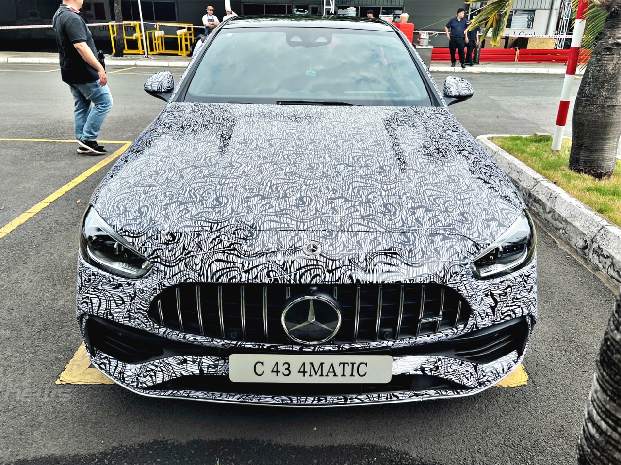 Cận cảnh xe hiệu năng cao Mercedes-AMG C43 4Matic đầu tiên lắp ráp tại Việt Nam
