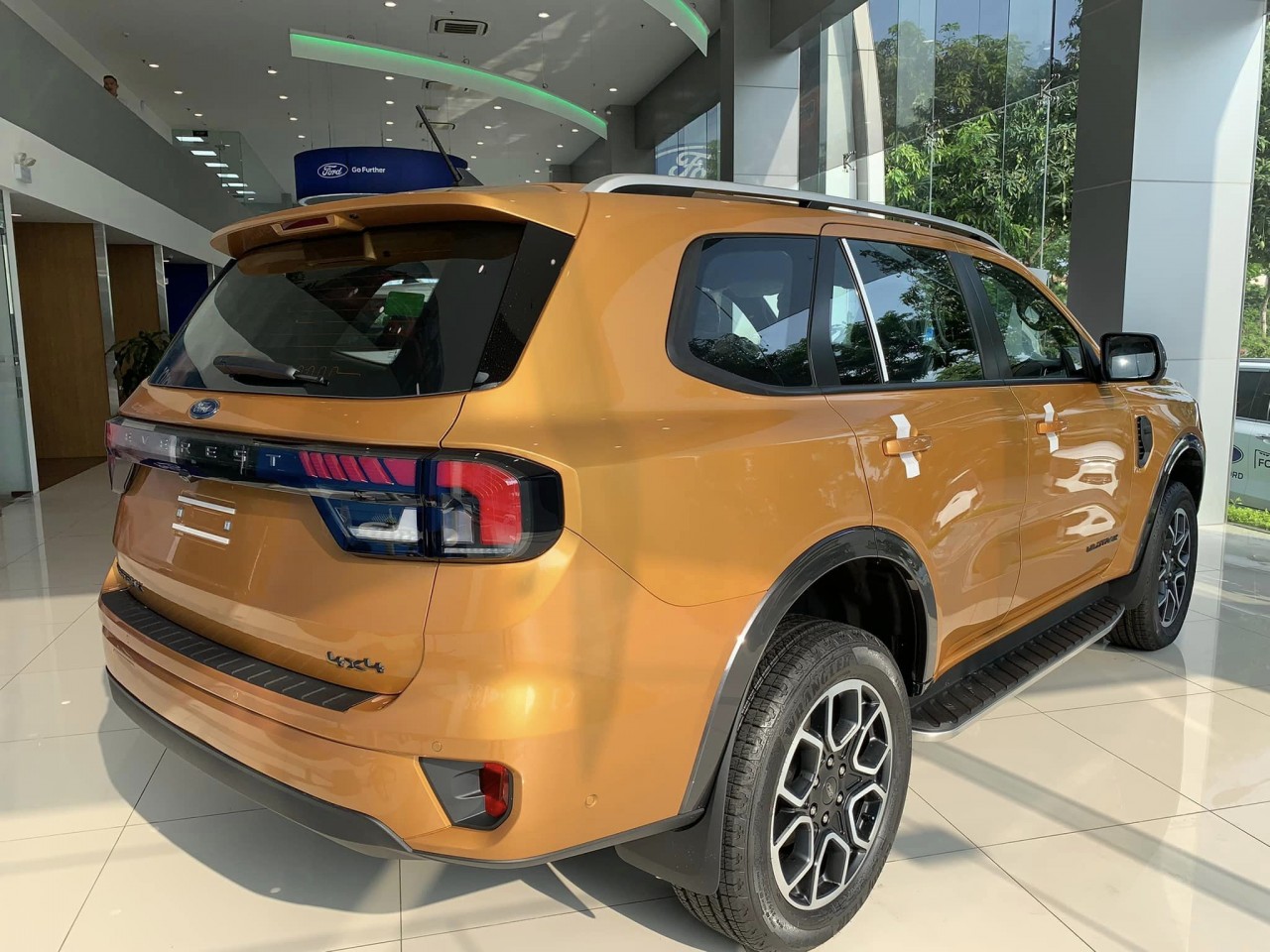 Cận cảnh Ford Everest Wildtrak 2023 tại đại lý