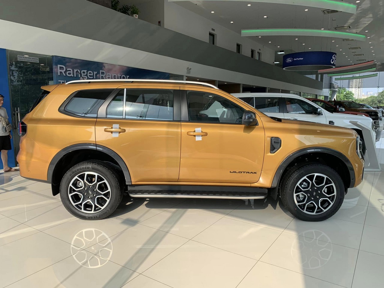 Cận cảnh Ford Everest Wildtrak 2023 tại đại lý