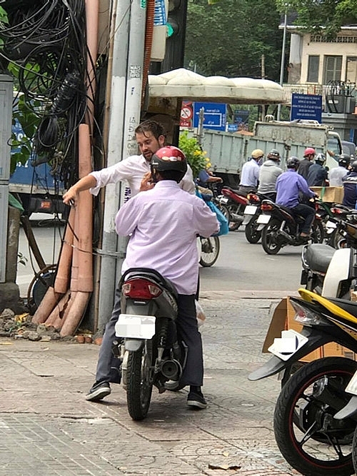 TP.HCM: Người nước ngoài đứng 4 tiếng chặn người Việt chạy xe trên vỉa hè