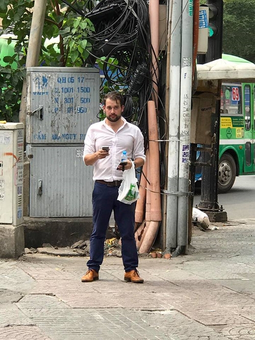 tphcm nguoi nuoc ngoai dung 4 tieng chan nguoi viet chay xe tren via he