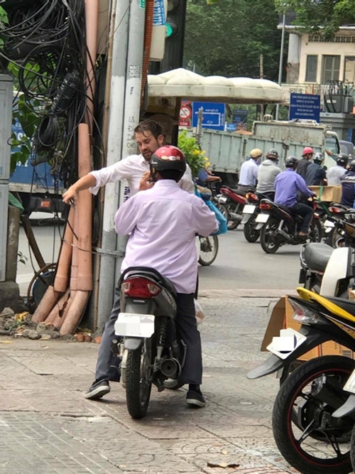 tphcm nguoi nuoc ngoai dung 4 tieng chan nguoi viet chay xe tren via he