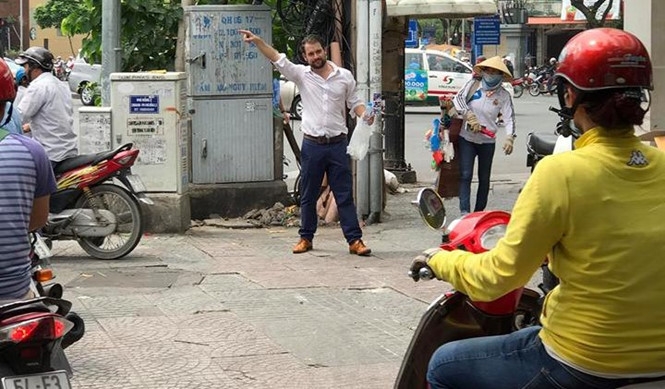 tphcm nguoi nuoc ngoai dung 4 tieng chan nguoi viet chay xe tren via he