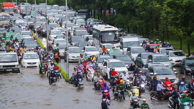 Tài xế ôtô chôn chân ở 'rốn' ngập Sài Gòn