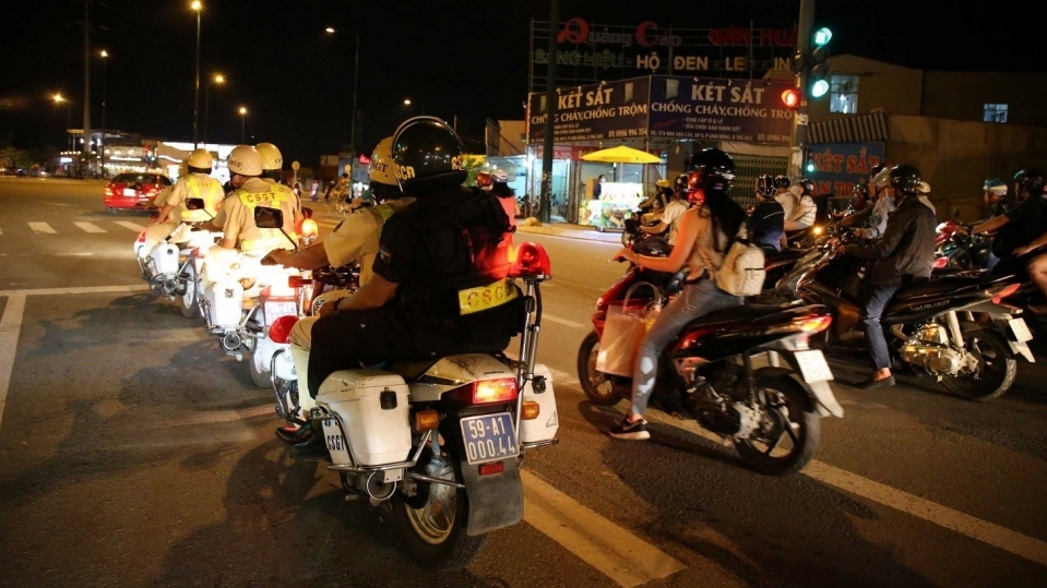 TP Hồ Chí Minh: CSGT  vẫn tiếp tục kiểm tra người đi đường sau 21 giờ