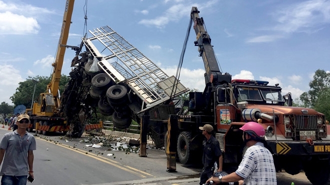 Phụ xe tử vong khi ôtô tải lao xuống cầu tại Bình Thuận