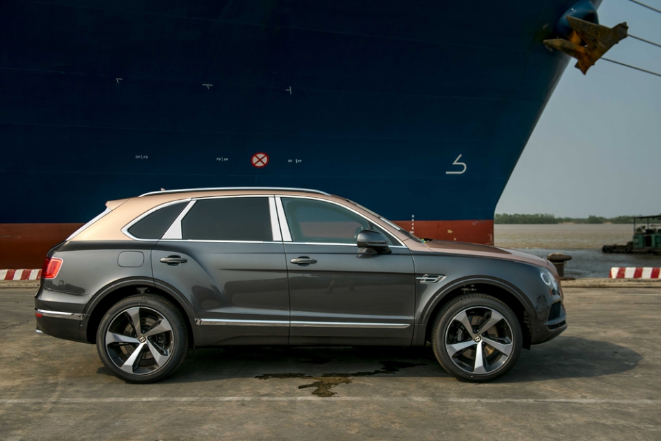 bentley bentayga v8 phien ban 100 nam co mat tai viet nam