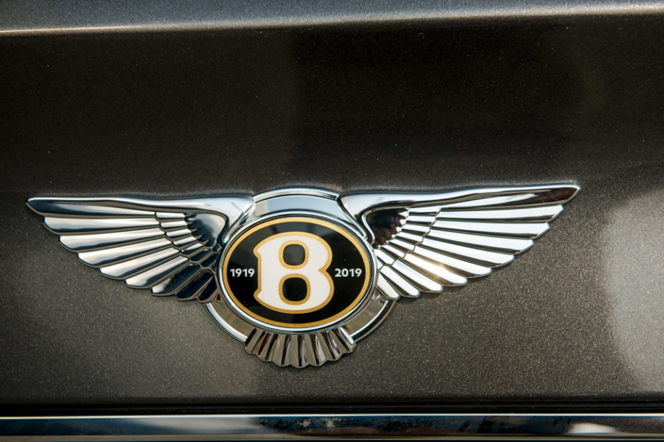 bentley bentayga v8 phien ban 100 nam co mat tai viet nam
