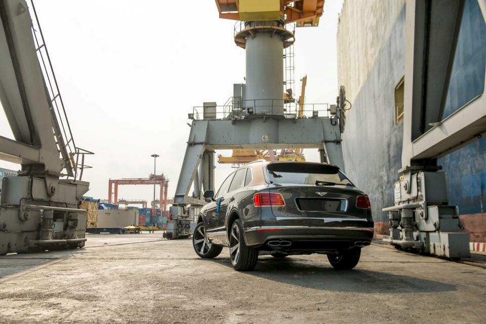 bentley bentayga v8 phien ban 100 nam co mat tai viet nam