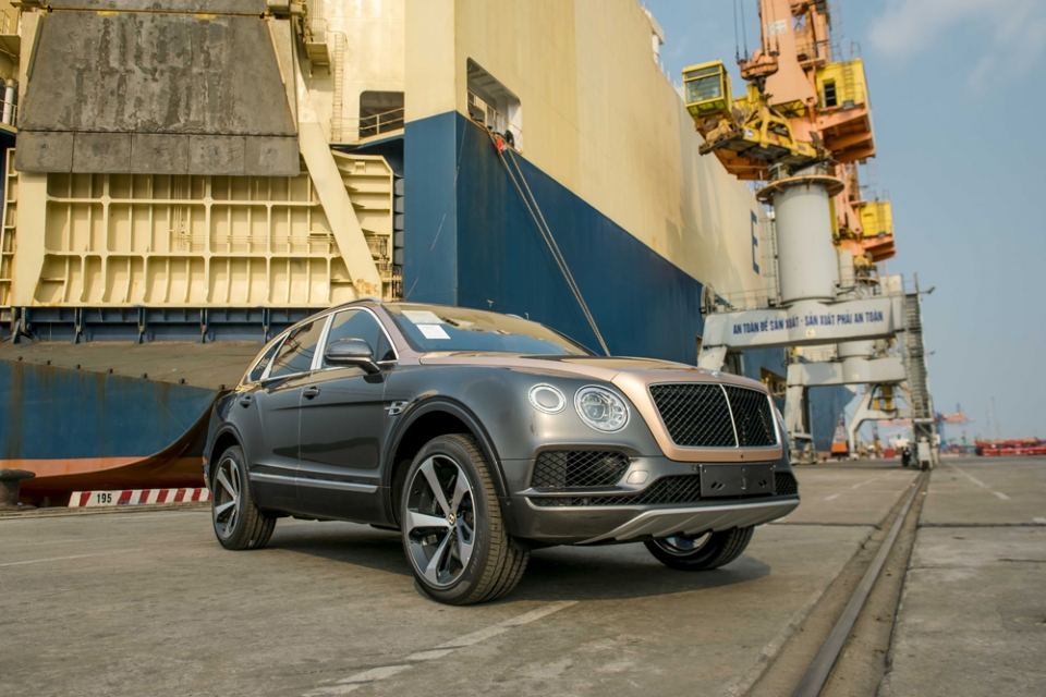 bentley bentayga v8 phien ban 100 nam co mat tai viet nam