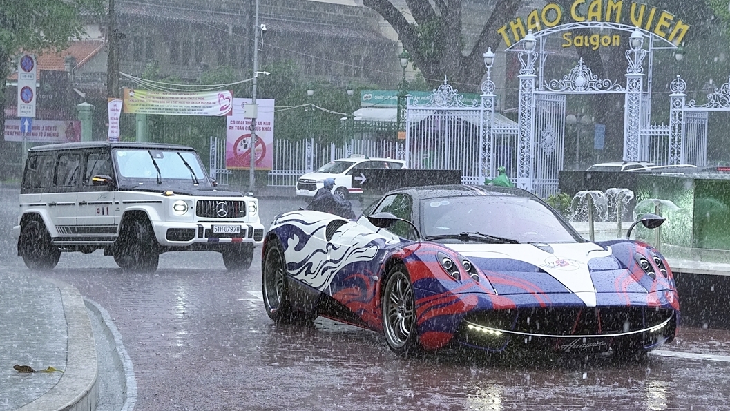Minh Nhựa lái 'thần gió' Pagani Huayra đội mưa đi mua SUV mới