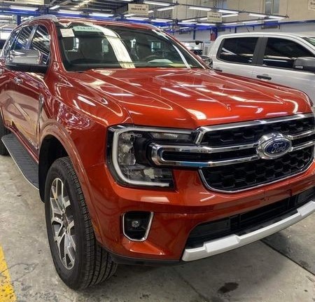 Bắt gặp Ford Everest 2023 phiên bản Sport và Titanium tại đại lý