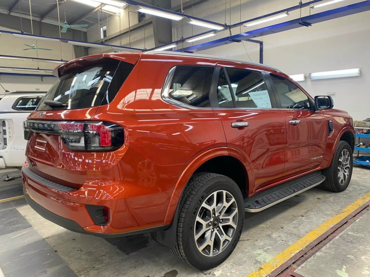 Bắt gặp Ford Everest 2023 phiên bản Sport và Titanium tại đại lý