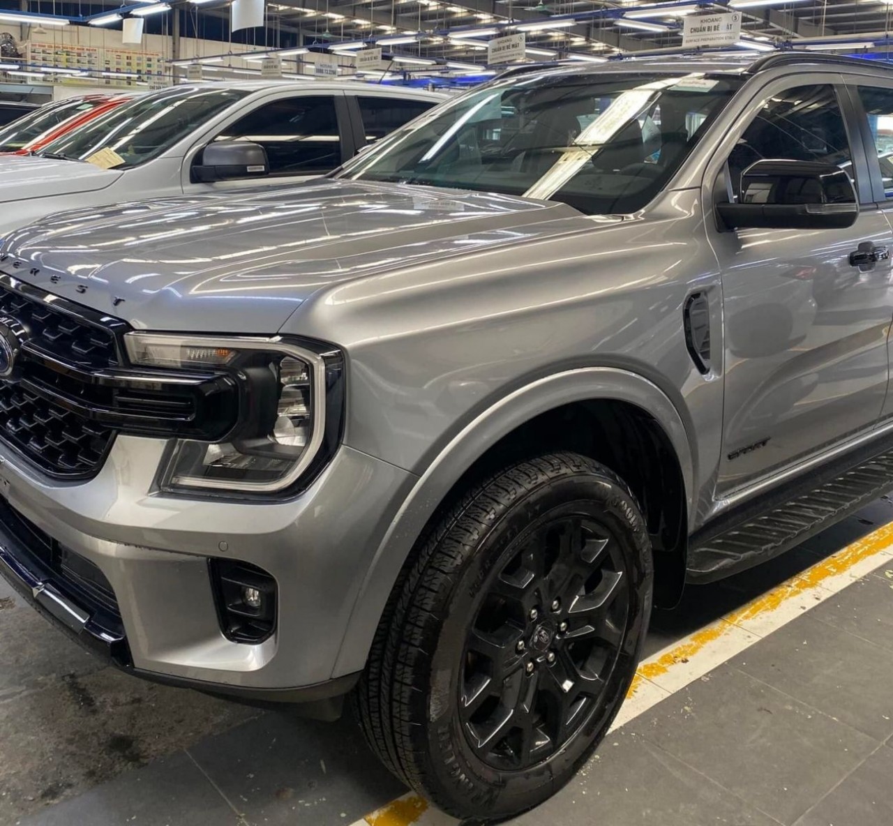 Bắt gặp Ford Everest 2023 phiên bản Sport và Titanium tại đại lý