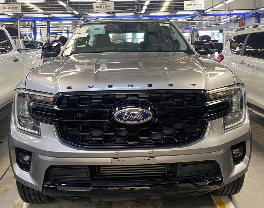 Bắt gặp Ford Everest 2023 phiên bản Sport và Titanium tại đại lý