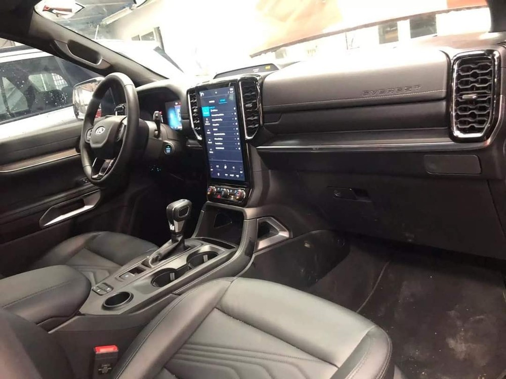 Bắt gặp Ford Everest 2023 phiên bản Sport và Titanium tại đại lý