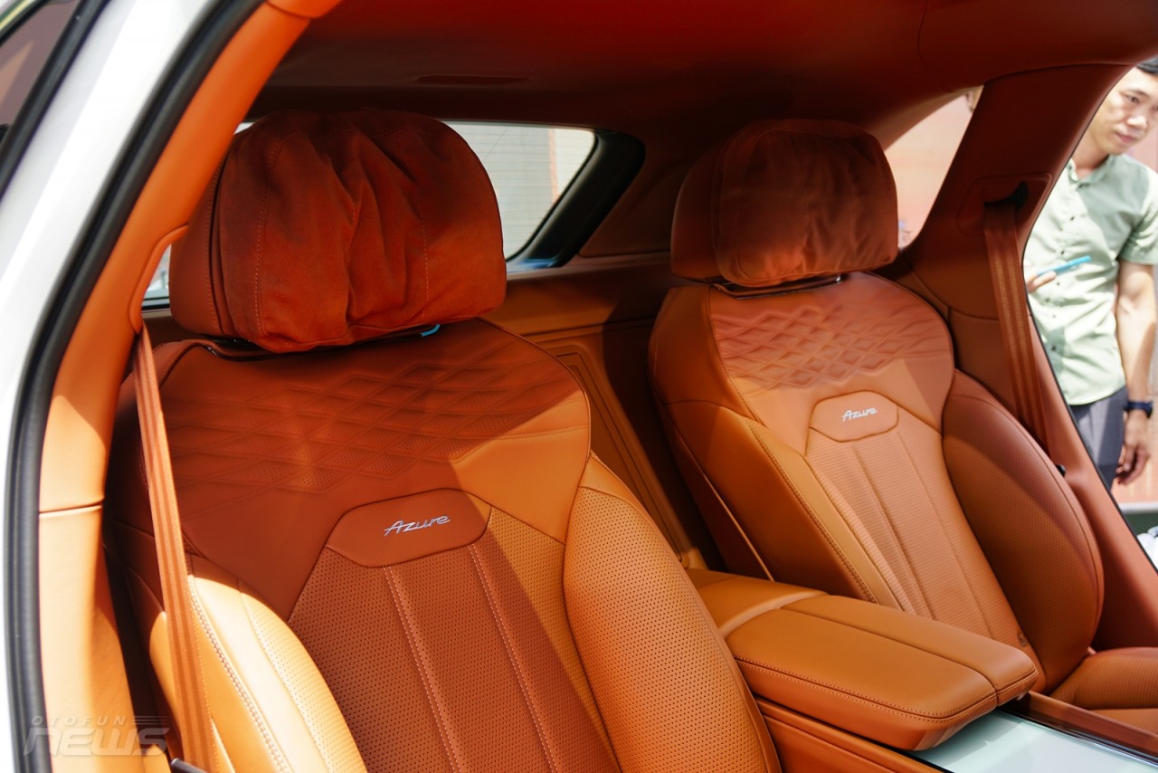 Xe siêu sang Bentley Bentayga EWB Azure 2023 ra mắt với giá gần 21 tỷ đồng