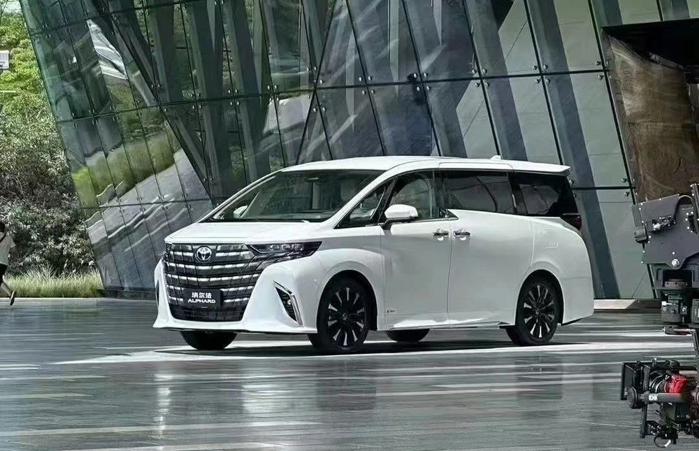 'Chuyên cơ mặt đất' Toyota Alphard 2024 lộ diện trước ngày ra mắt