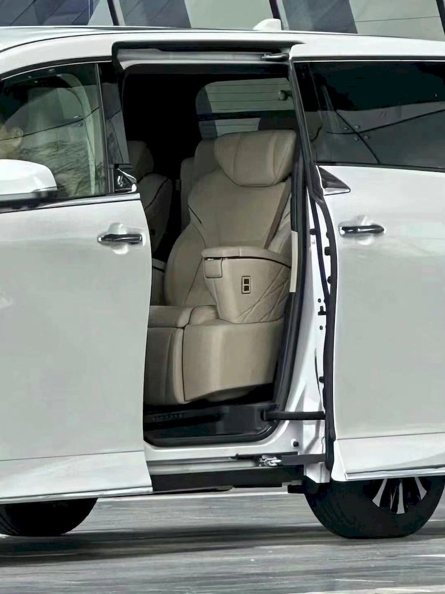 'Chuyên cơ mặt đất' Toyota Alphard 2024 lộ diện trước ngày ra mắt