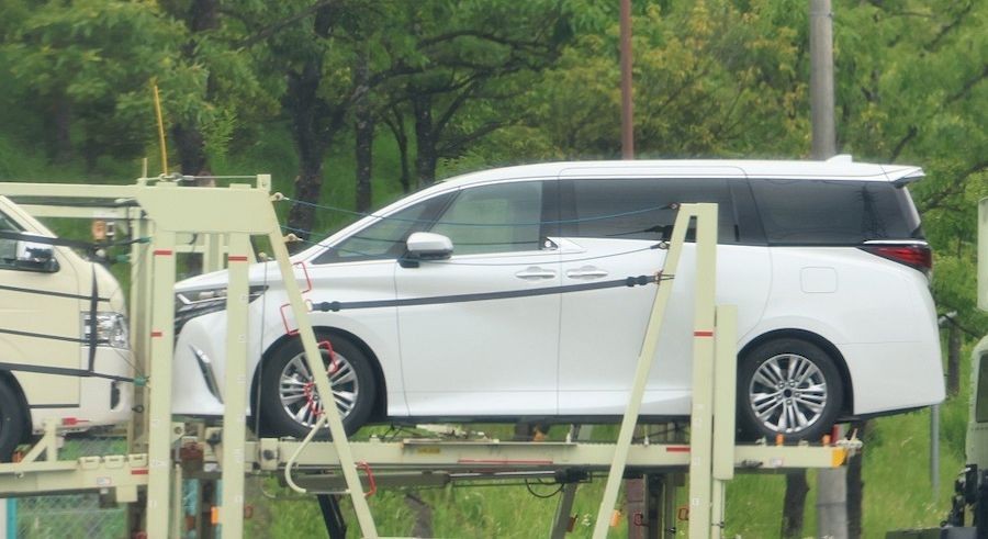 'Chuyên cơ mặt đất' Toyota Alphard 2024 lộ diện trước ngày ra mắt