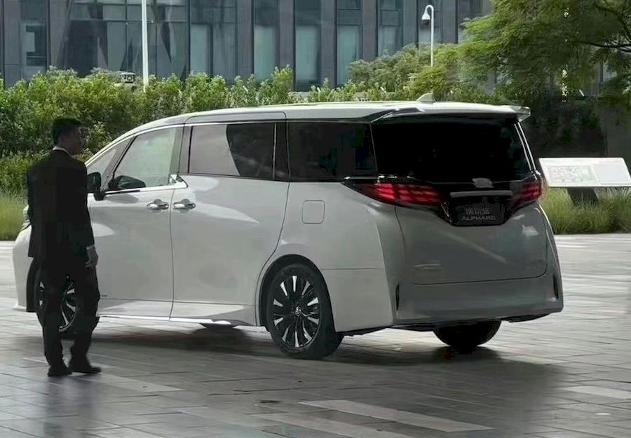 'Chuyên cơ mặt đất' Toyota Alphard 2024 lộ diện trước ngày ra mắt