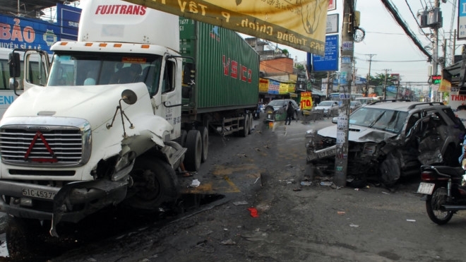 TP Hồ Chí Minh: Xe đầu kéo húc ôtô văng vào cột điện, 4 người thoát chết