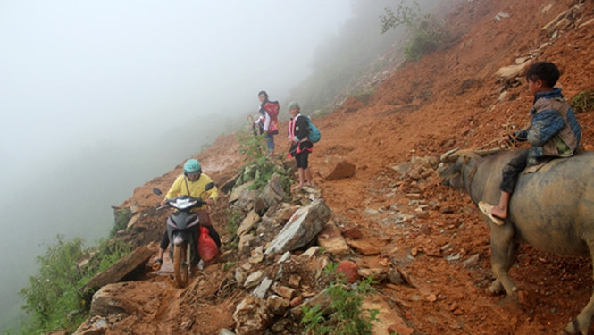 nhieu tuyen duong lai chau te liet do mua lu