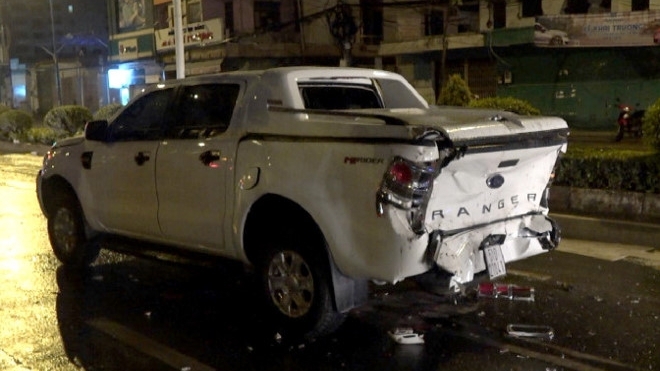 TP Hồ Chí Minh: Xe ben gây tai nạn liên hoàn cho 3 ô tô dừng đèn đỏ