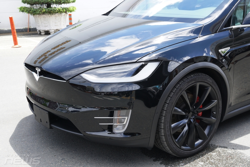 Cận cảnh Tesla Model X đầu tiên đặt chân đến TP Hồ Chí Minh can canh tesla model x dau tien dat chan den tp ho chi minh