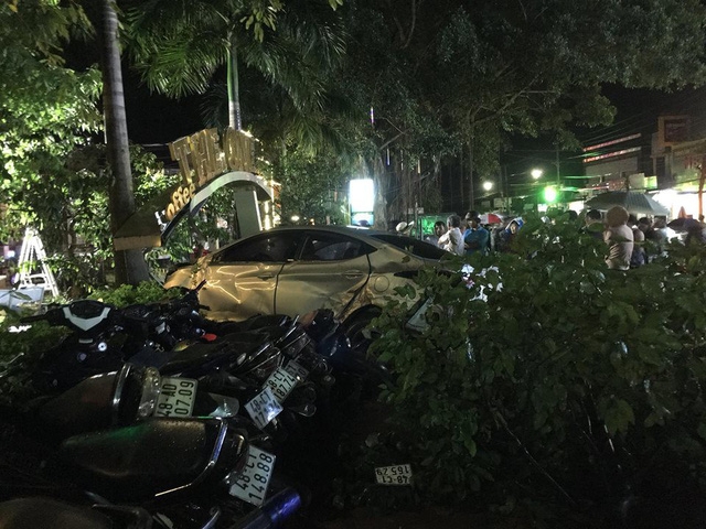 oto lao vao quan ca phe hai nu sinh tu vong nhieu nguoi bi thuong