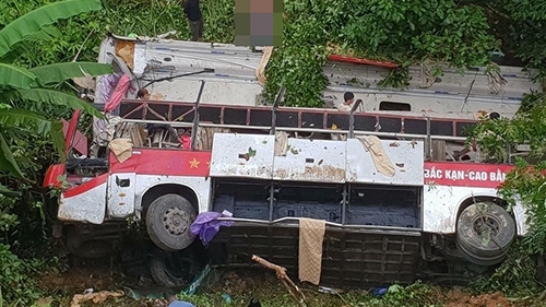 Xe khách giường nằm lao xuống vực ở Cao Bằng, 4 người chết