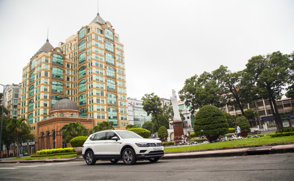volkswagen tiguan allspace chinh thuc den tay khach hang