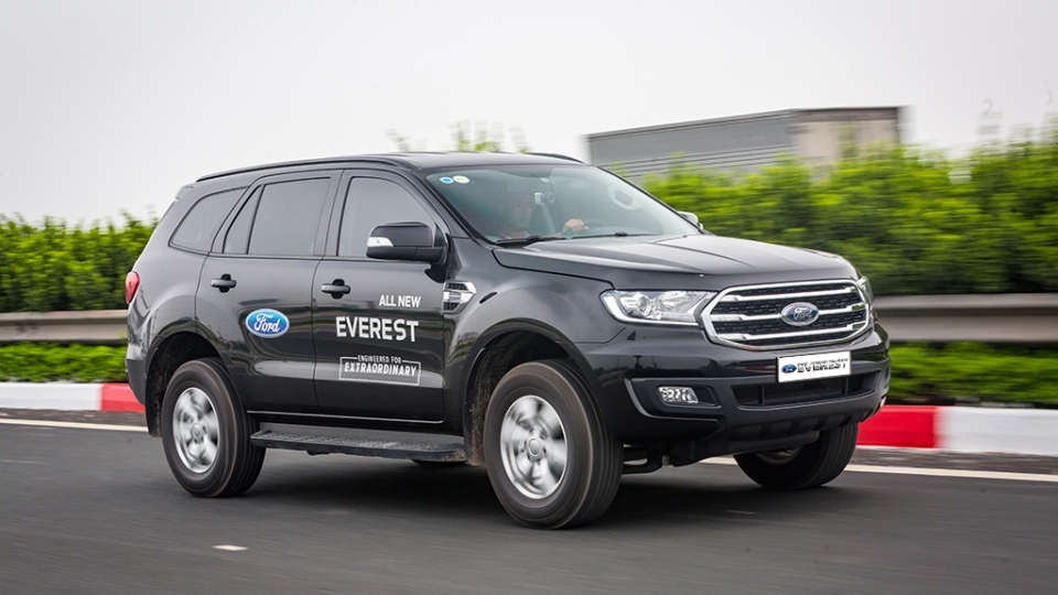 Thật kinh ngạc khi thử thách Ford Everest với 1 bình dầu