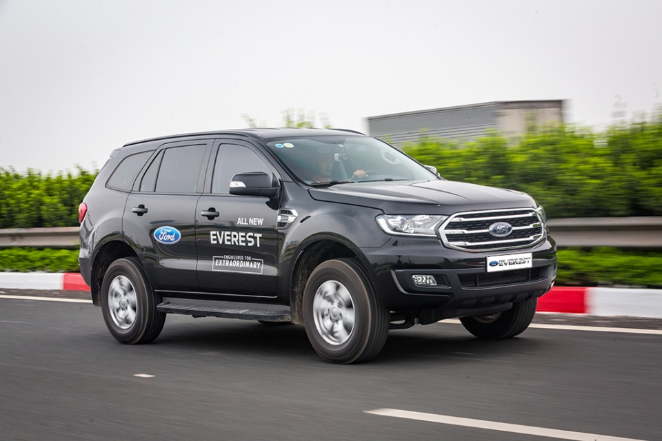 that kinh ngac khi thu thach ford everest 1 binh dau