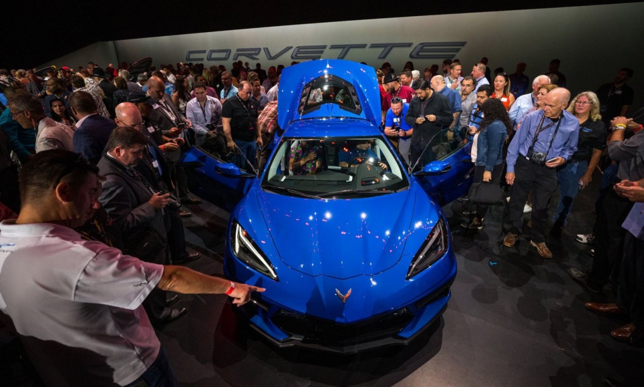 chevrolet corvette stingray 2020 vua ra mat da ban sach