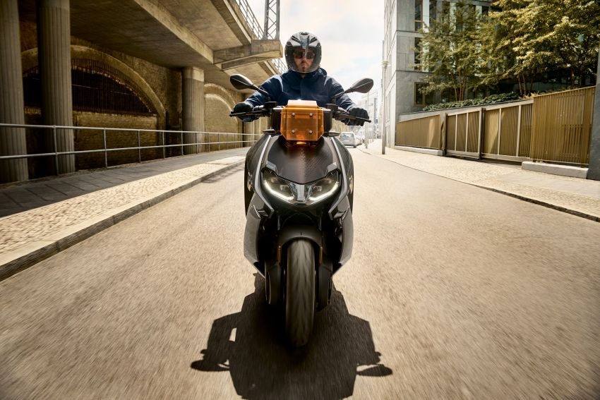 BMW Motorrad giới thiệu xe tay ga điện CE04 2021