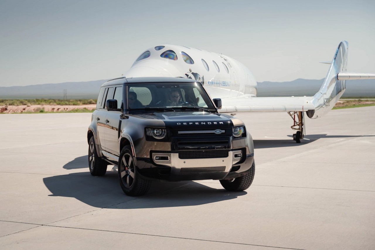 Land Rover hỗ trợ Virgin Galactic trong chuyến bay lên không gian đầu tiên