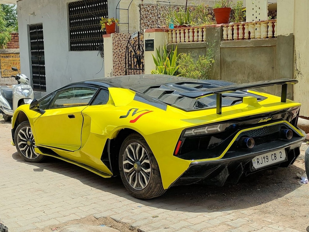 Lamborghini Aventador SVJ được độ từ mẫu Honda Civic