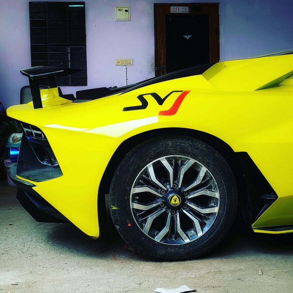 Lamborghini Aventador SVJ được độ từ mẫu Honda Civic