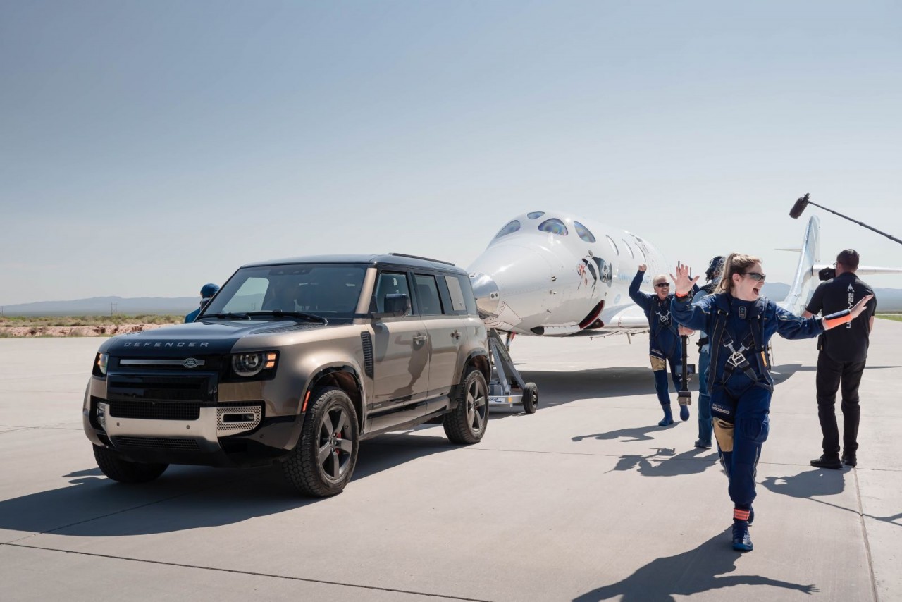 Land Rover hỗ trợ Virgin Galactic trong chuyến bay lên không gian đầu tiên