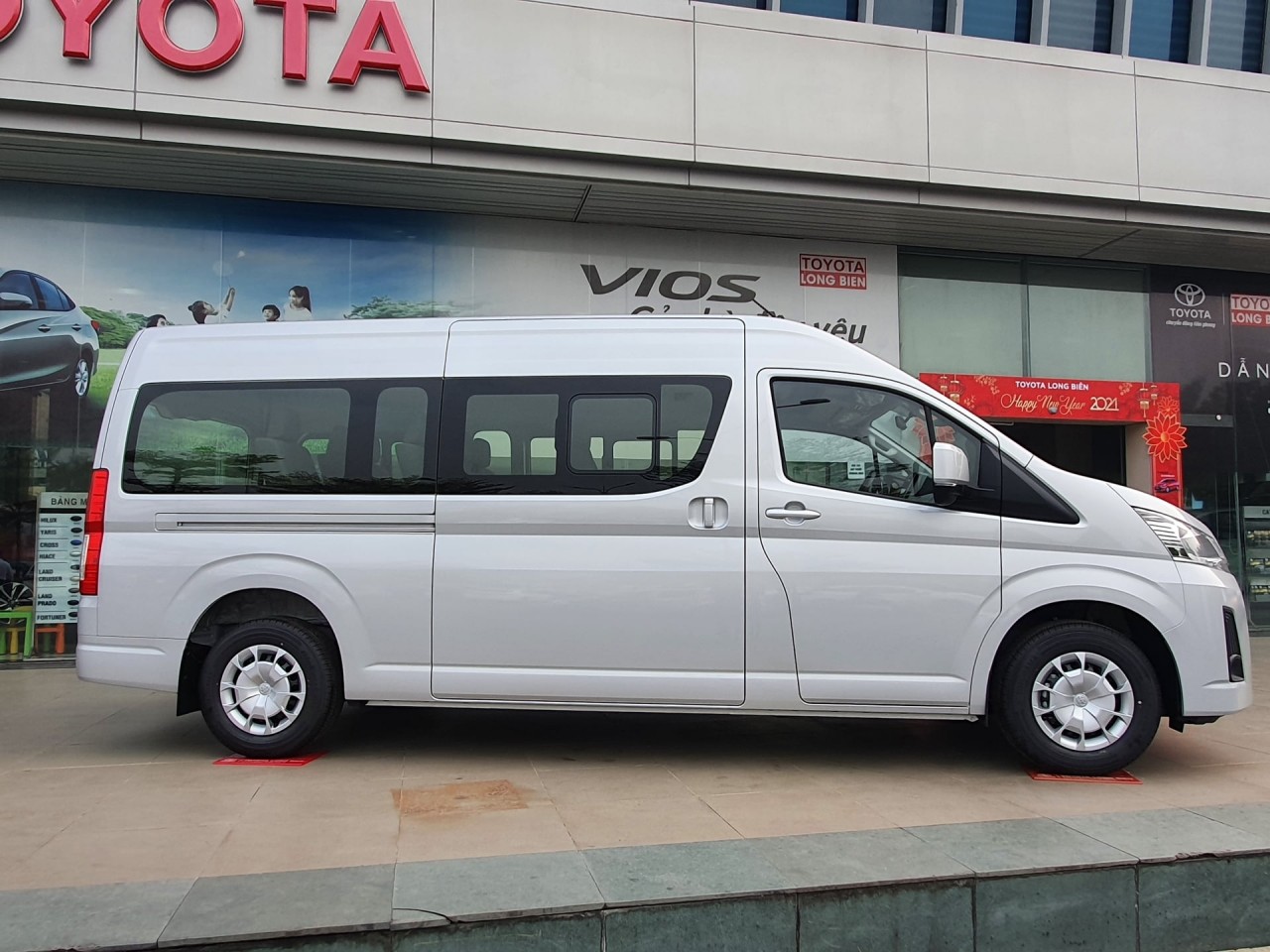 Chi tiết xe 'cá mập' Toyota Hiace 2021 tại Việt Nam