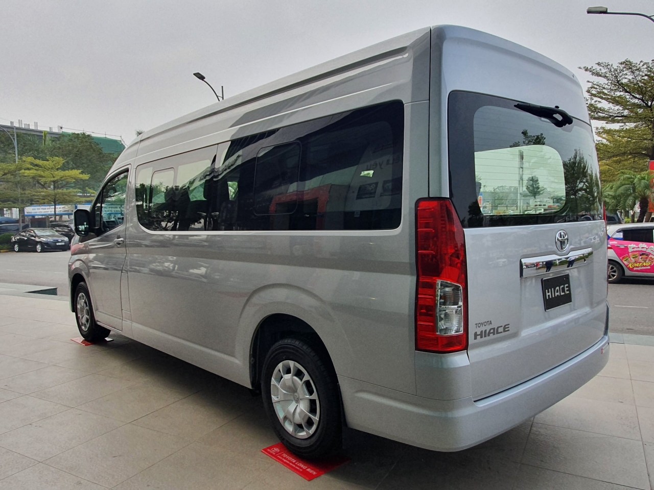 Chi tiết xe 'cá mập' Toyota Hiace 2021 tại Việt Nam