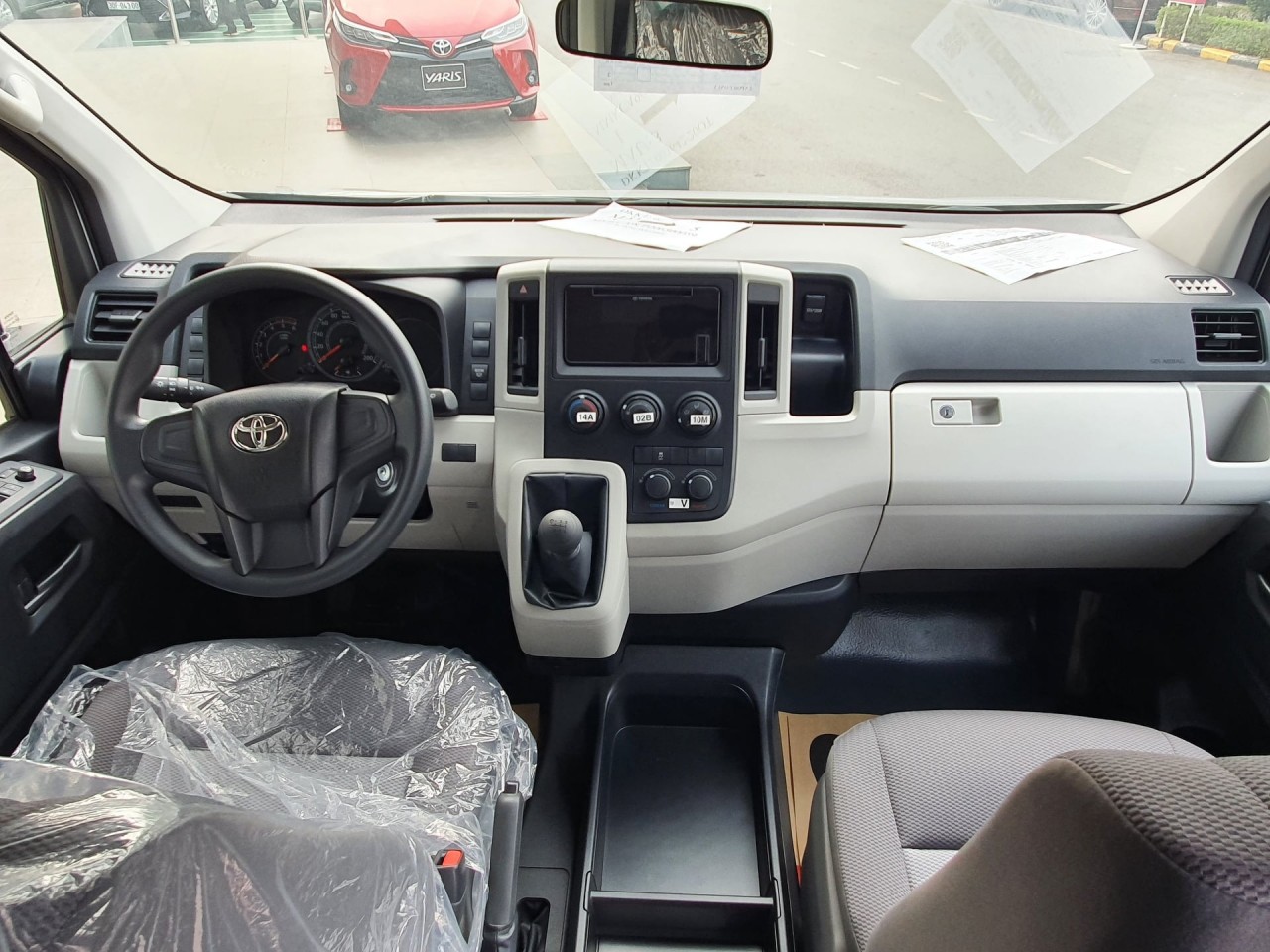 Chi tiết xe 'cá mập' Toyota Hiace 2021 tại Việt Nam