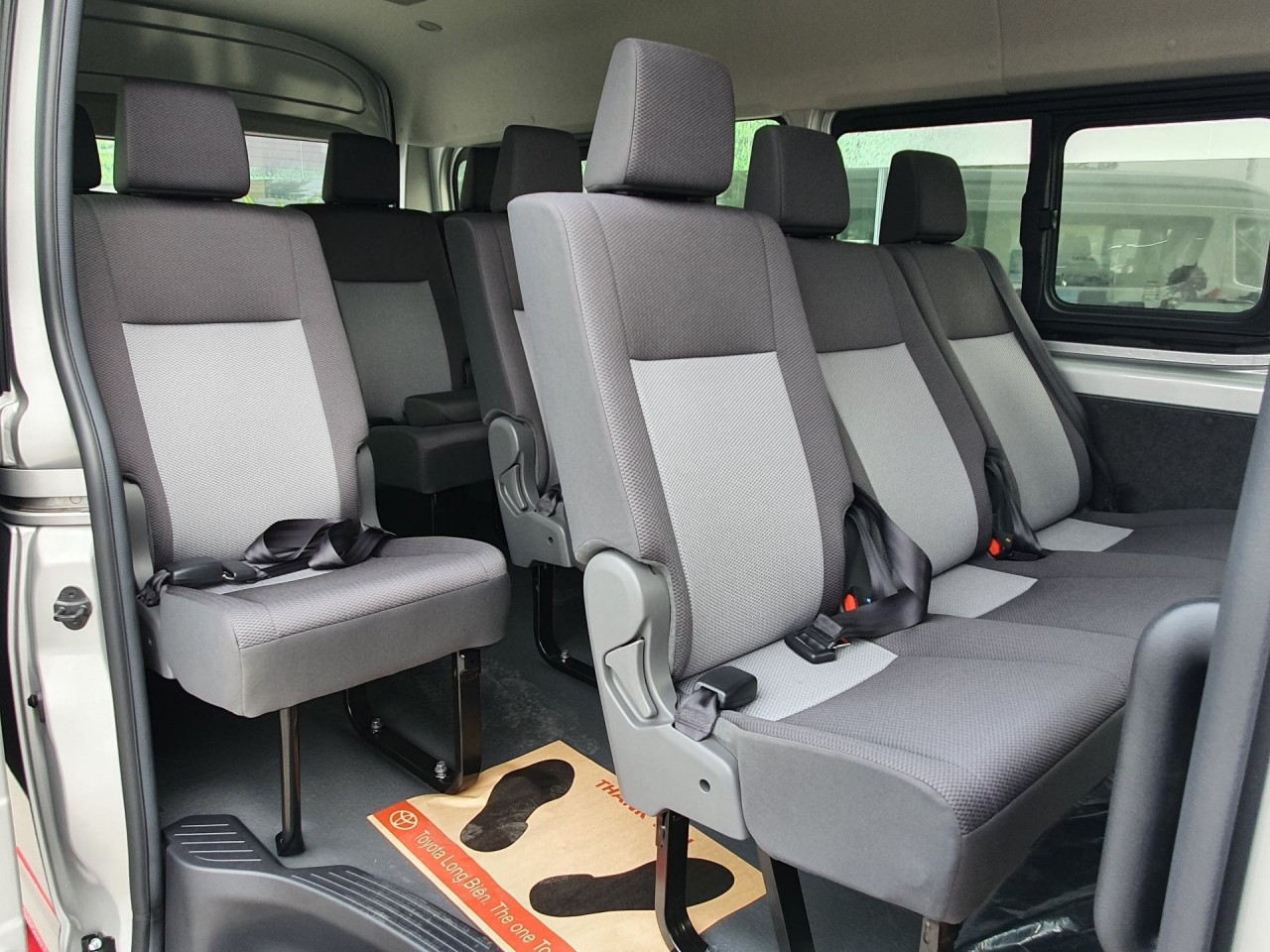 Chi tiết xe 'cá mập' Toyota Hiace 2021 tại Việt Nam