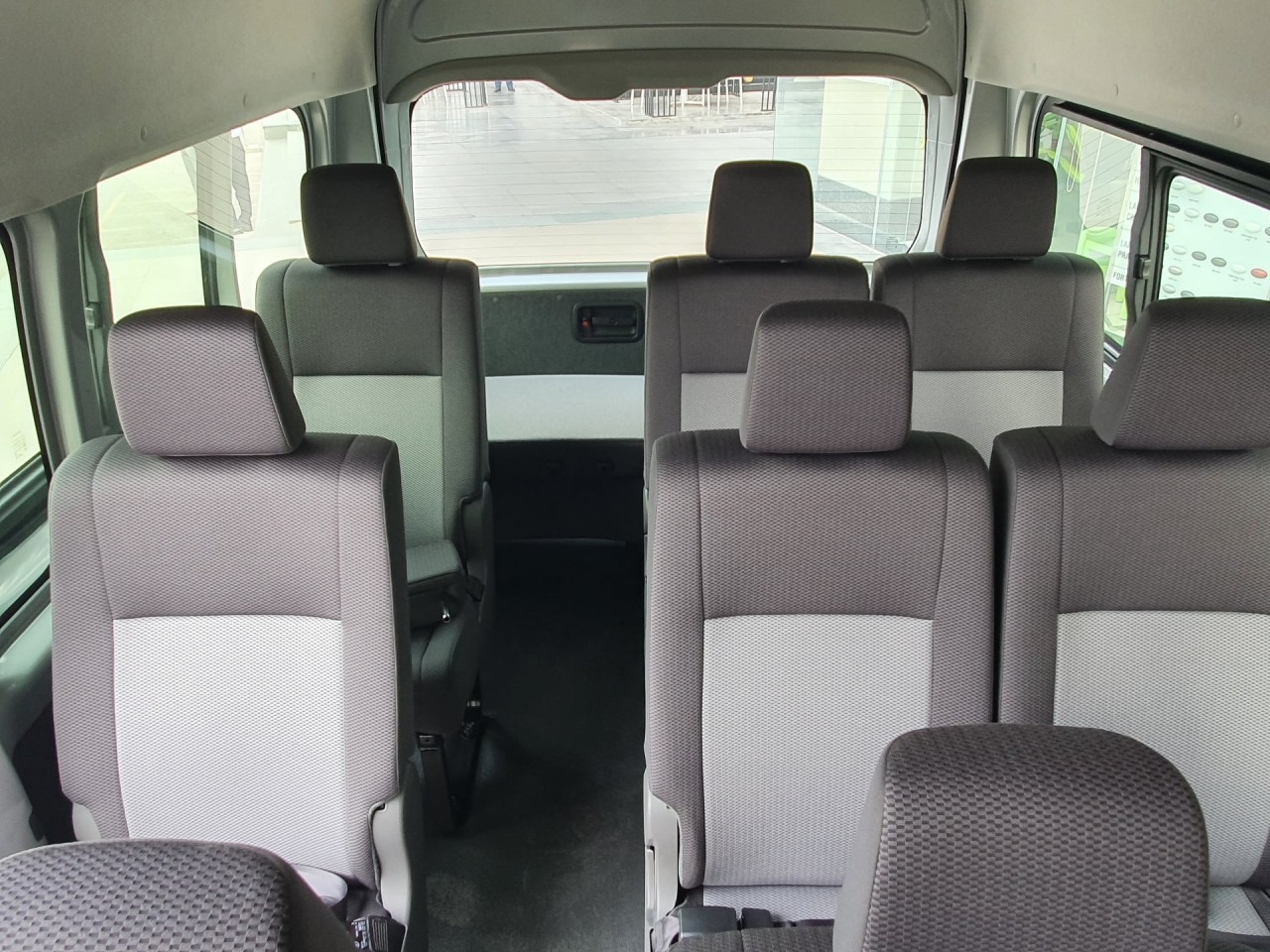 Chi tiết xe 'cá mập' Toyota Hiace 2021 tại Việt Nam