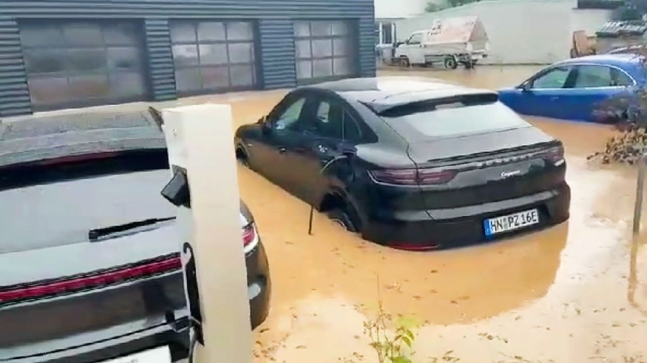 Đau lòng hơn chục chiếc Porsche bị ngâm dưới dòng nước lũ